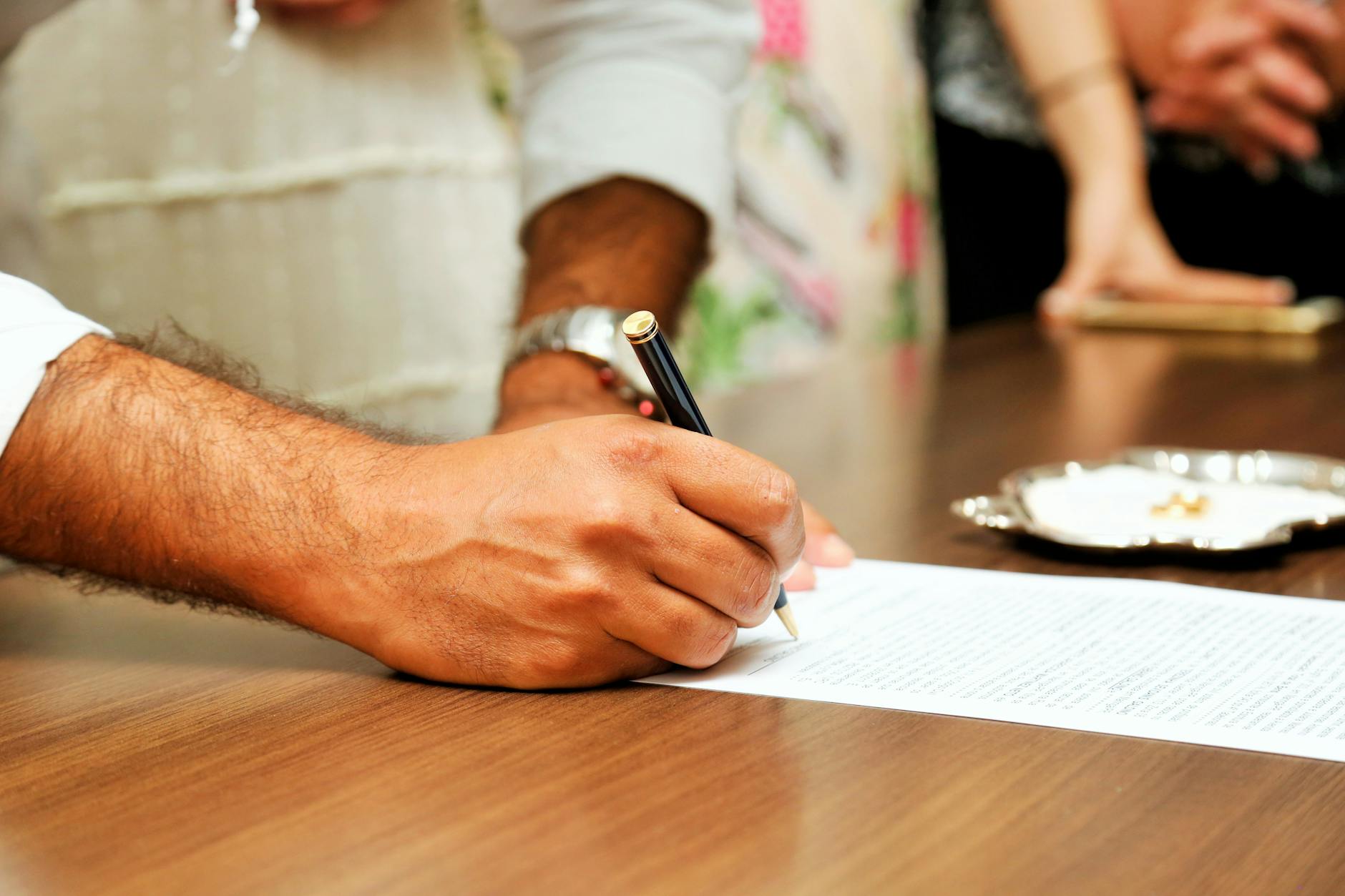 Beurkundungsvorgang im Notariat — Unterschrift auf einer notariellen Urkunde