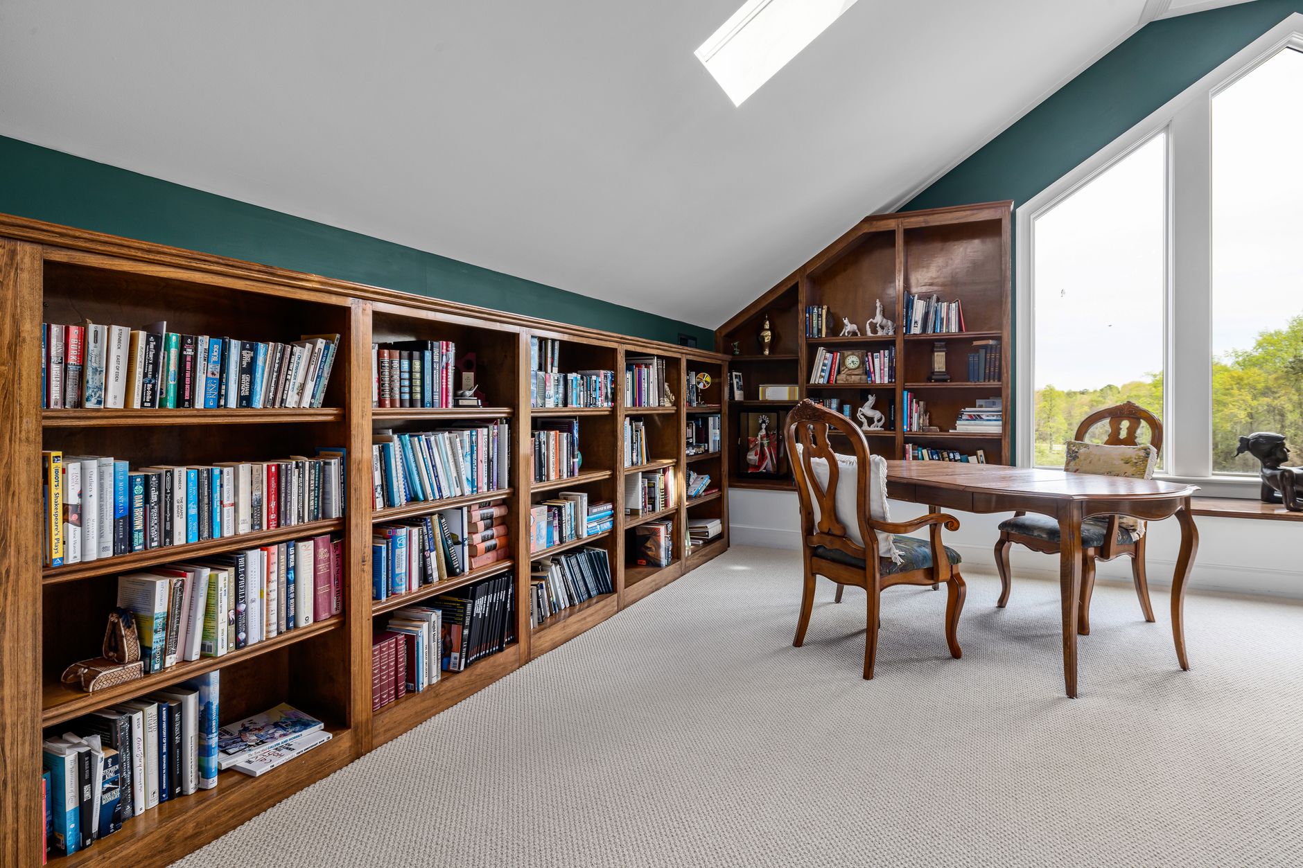Fachbibliothek des Notariats mit Grundbuch- und Immobilienrecht-Literatur