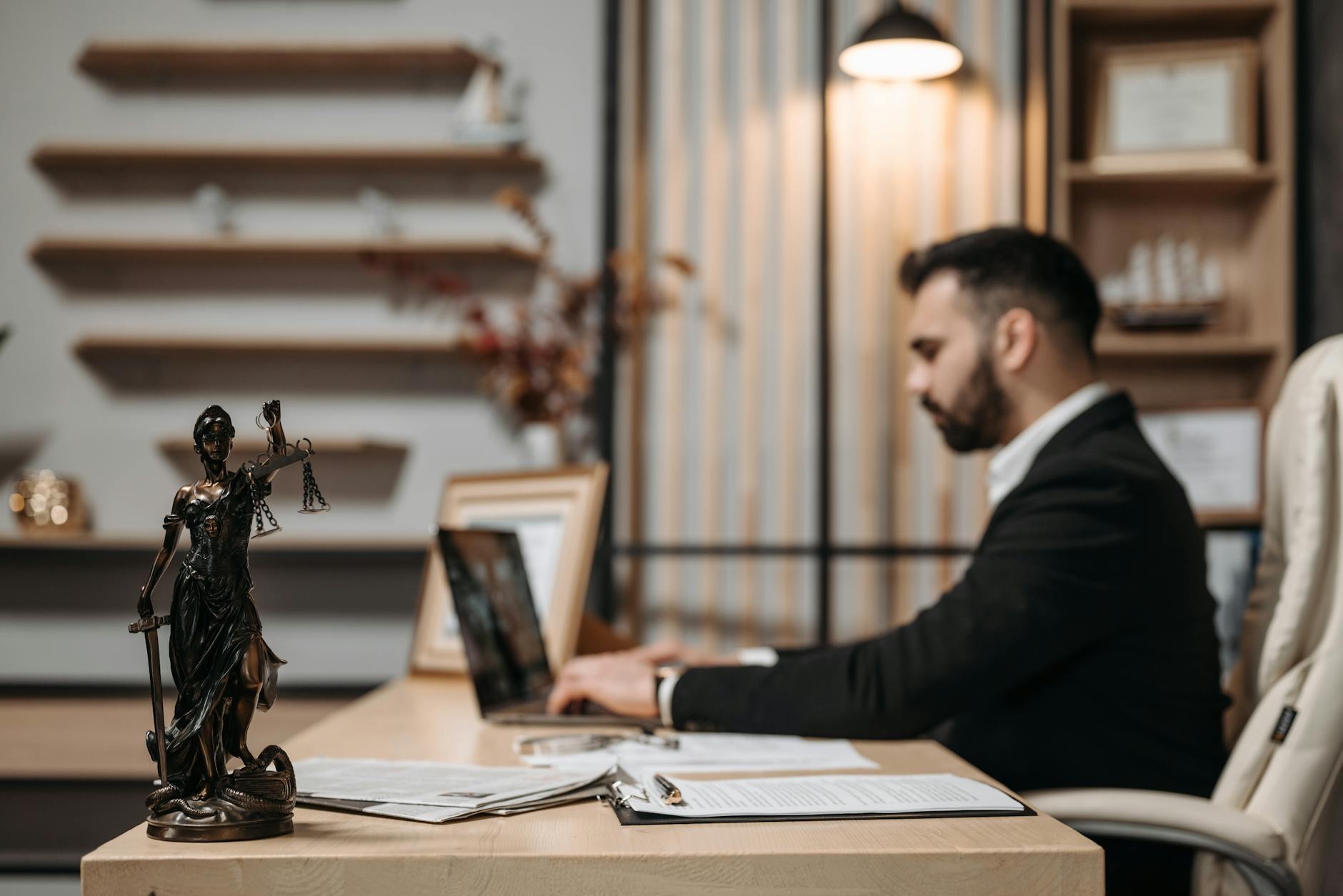 Arbeitsplatz für die Prüfung von Grundschuldbestellungen